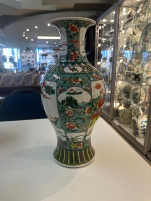 A Chinese famille verte vase and two covered vases, 19th C. — photo 2
