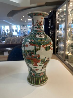 A Chinese famille verte vase and two covered vases, 19th C. — photo 3