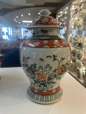 A Chinese famille verte vase and two covered vases, 19th C. — photo 31