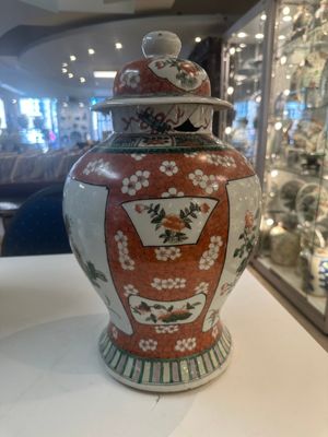 A Chinese famille verte vase and two covered vases, 19th C. — photo 32