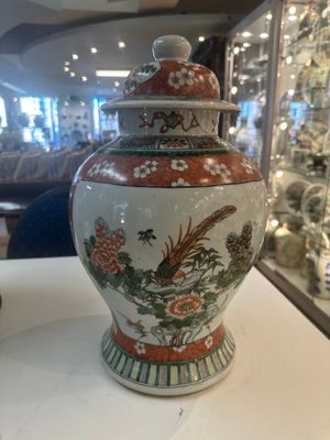 A Chinese famille verte vase and two covered vases, 19th C. — photo 33