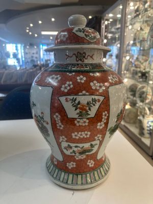 A Chinese famille verte vase and two covered vases, 19th C. — photo 34