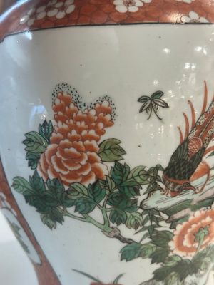 A Chinese famille verte vase and two covered vases, 19th C. — photo 38