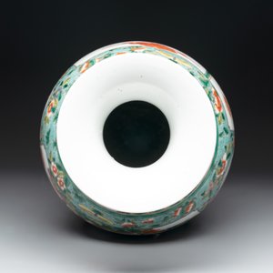 A Chinese famille verte vase and two covered vases, 19th C. — photo 14