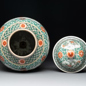 A Chinese famille verte vase and two covered vases, 19th C. — photo 8