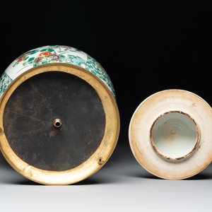 A Chinese famille verte vase and two covered vases, 19th C. — photo 9
