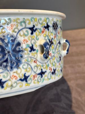 A Chinese famille verte vase mounted as lamp and a famille rose covered tureen, 19th C. — photo 14