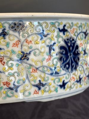 A Chinese famille verte vase mounted as lamp and a famille rose covered tureen, 19th C. — photo 15