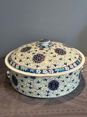 A Chinese famille verte vase mounted as lamp and a famille rose covered tureen, 19th C. — photo 2