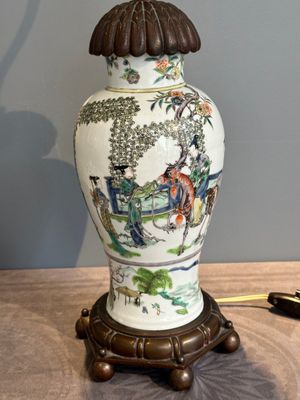 A Chinese famille verte vase mounted as lamp and a famille rose covered tureen, 19th C. — photo 21