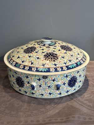 A Chinese famille verte vase mounted as lamp and a famille rose covered tureen, 19th C. — photo 5