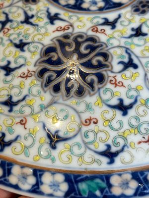A Chinese famille verte vase mounted as lamp and a famille rose covered tureen, 19th C. — photo 10