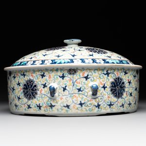 A Chinese famille verte vase mounted as lamp and a famille rose covered tureen, 19th C. — photo 11