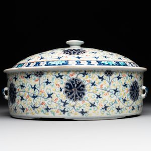 A Chinese famille verte vase mounted as lamp and a famille rose covered tureen, 19th C. — photo 8