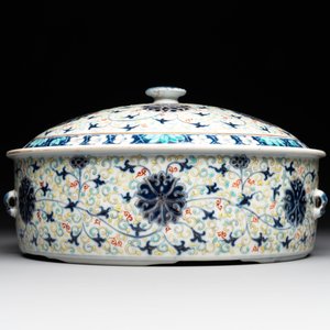 A Chinese famille verte vase mounted as lamp and a famille rose covered tureen, 19th C. — photo 9