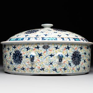 A Chinese famille verte vase mounted as lamp and a famille rose covered tureen, 19th C. — photo 10