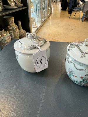 A Chinese famille verte vase, two famille rose jars and three covered jars, 19th C. — photo 1