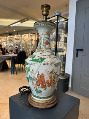 A Chinese famille verte vase, two famille rose jars and three covered jars, 19th C. — photo 11