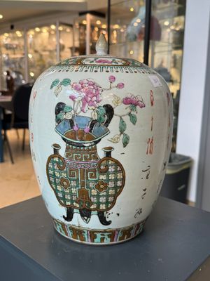 A Chinese famille verte vase, two famille rose jars and three covered jars, 19th C. — photo 18