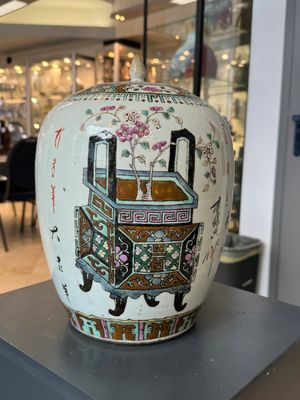 A Chinese famille verte vase, two famille rose jars and three covered jars, 19th C. — photo 20