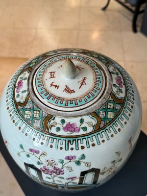 A Chinese famille verte vase, two famille rose jars and three covered jars, 19th C. — photo 21