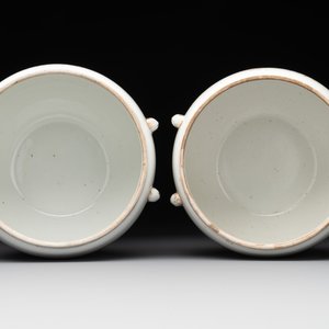 A Chinese famille verte vase, two famille rose jars and three covered jars, 19th C. — photo 12