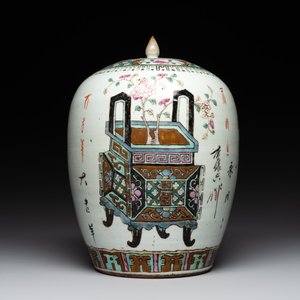 A Chinese famille verte vase, two famille rose jars and three covered jars, 19th C. — photo 7