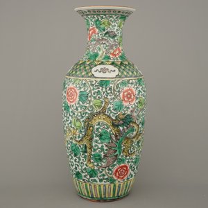 A Chinese famille verte vase with a dragon, 19th C. — 照片 2