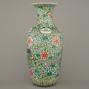 A Chinese famille verte vase with a dragon, 19th C. — 照片 3