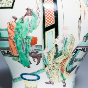 A Chinese famille verte vase with figures in a temple, Kangxi mark, 19th C. — photo 11