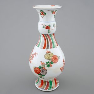 A Chinese famille verte vase with floral design, Kangxi — 照片 1