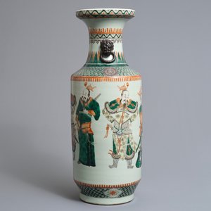 A Chinese famille verte vase with officials and warriors, 19th C. — photo 2