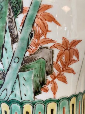 A Chinese famille verte vase with reticulated wooden cover and stand, Kangxi — 照片 17