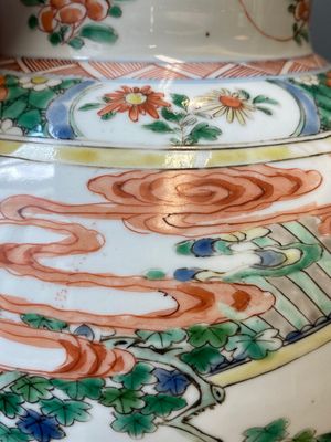 A Chinese famille verte vase with reticulated wooden cover and stand, Kangxi — 照片 19
