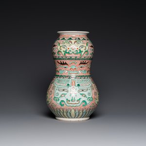 A Chinese famille verte vase with taotie masks, Xuande mark, 19th C. — 照片 1