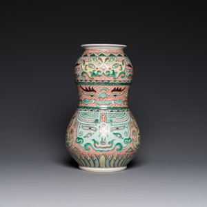 A Chinese famille verte vase with taotie masks, Xuande mark, 19th C. — 照片 3