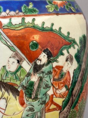 A Chinese famille verte vase with warriors on horseback, 19th C. — foto 8