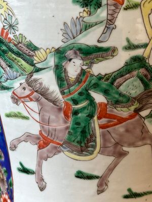 A Chinese famille verte vase with warriors on horseback, 19th C. — foto 9