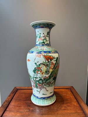 A Chinese famille verte vase with warriors on horseback, 19th C. — 照片 1