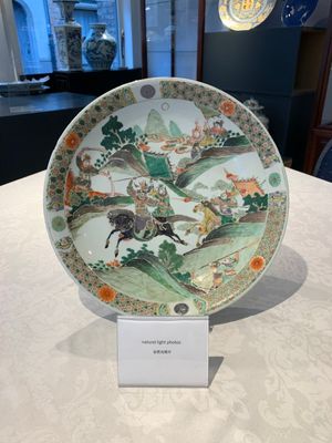 A Chinese famille verte 'warriors on horseback' dish, lingzhi mark, Kangxi — photo 1
