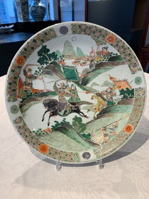 A Chinese famille verte 'warriors on horseback' dish, lingzhi mark, Kangxi — photo 2