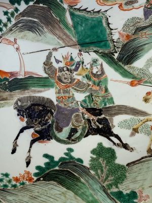A Chinese famille verte 'warriors on horseback' dish, lingzhi mark, Kangxi — photo 3
