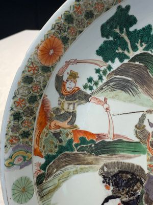 A Chinese famille verte 'warriors on horseback' dish, lingzhi mark, Kangxi — photo 4