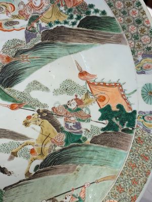 A Chinese famille verte 'warriors on horseback' dish, lingzhi mark, Kangxi — photo 6