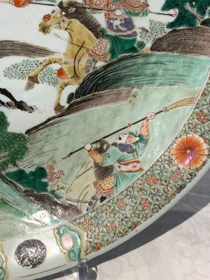 A Chinese famille verte 'warriors on horseback' dish, lingzhi mark, Kangxi — photo 7