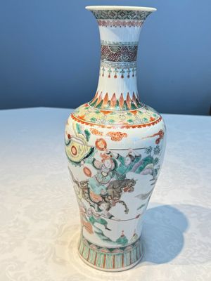 A Chinese famille verte 'Warriors' vase, Kangxi mark, 19th C. — photo 2