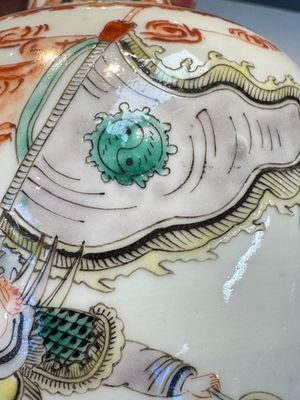A Chinese famille verte 'Warriors' vase, Kangxi mark, 19th C. — photo 6