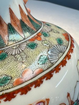 A Chinese famille verte 'Warriors' vase, Kangxi mark, 19th C. — photo 8