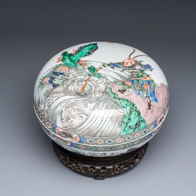 A Chinese famille verte 'Wei Zheng Slaying the Dragon 魏徵斬龍'covered box on a wooden stand, Kangxi mark, 20th C.