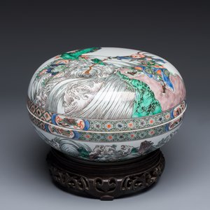 A Chinese famille verte 'Wei Zheng Slaying the Dragon 魏徵斬龍'covered box on a wooden stand — photo 2